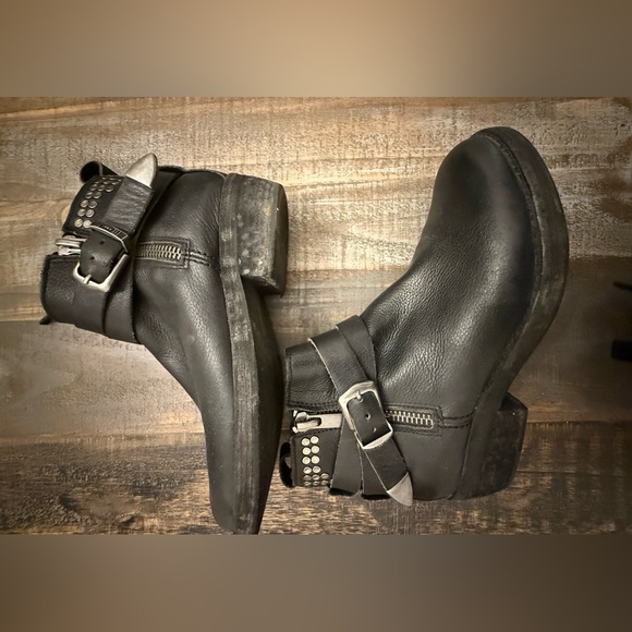 Dolce Vita Black Ankle Booties - Picture 4 of 7